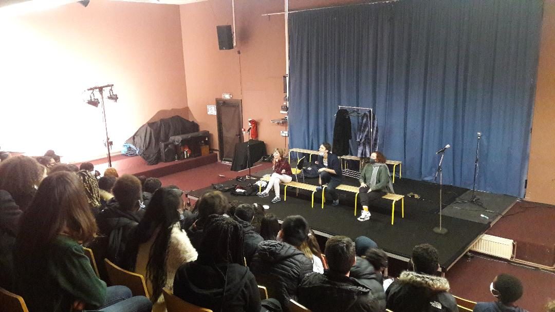 Spectacle « Specimens » joué dans l’amphithéâtre du lycée
